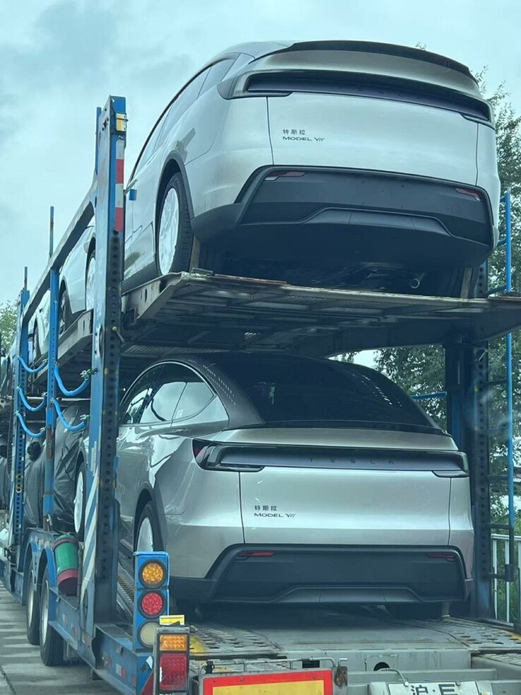 Tesla Model Y Ls su un carrello porta auto in Cina (Fonte: TslaChan on X)
