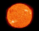 Un'immagine che mostra il sole e numerosi brillamenti solari. (Fonte: WikiImages - Pixabay)