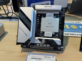 Minisforum venderà il DeskMini BD395i Max esclusivamente con APU AMD Strix Halo. (Fonte: Minisforum)