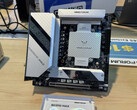 Minisforum venderà il DeskMini BD395i Max esclusivamente con APU AMD Strix Halo. (Fonte: Minisforum)