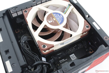 La rimozione del pannello laterale principale rivela la ventola e lo slot SSD M.2 primario