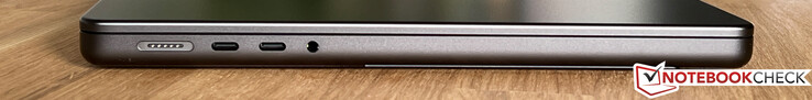 Lato sinistro: MagSafe, 2x USB-C 4.0 con Thunderbolt 4 (40 Gbps, modalità DisplayPort-ALT 1.4, Power Delivery), 3,5 mm stereo