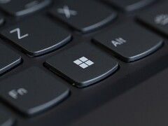 Primo piano di una tastiera nera di un computer portatile con il tasto Windows in primo piano