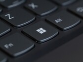 Primo piano di una tastiera nera di un computer portatile con il tasto Windows in primo piano
