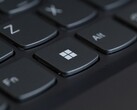 Primo piano di una tastiera nera di un computer portatile con il tasto Windows in primo piano