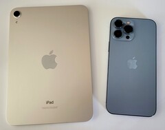 L&#039;iPad mini e l&#039;iPhone 13 Pro Max hanno entrambi un SoC A15 Bionic, ma differiscono leggermente. (Immagine: Sanjiv Sathiah/Notebookcheck)