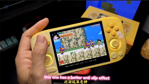 L'Ayaneo Pocket Air Mini B.Duck Edition ha un design giallo sfumato con pulsanti e thumbstick abbinati.