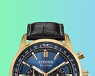 Il nuovo cronografo Racing di Citizen abbina un quadrante blu a una cassa color oro.