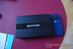 La presa di RAVPOWER su MagSafe.