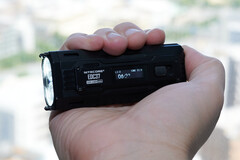 La nuova torcia EDC di Nitecore è facile da impugnare (Fonte: Andreas Sebayang/Notebookcheck.com)