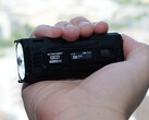 La nuova torcia EDC di Nitecore è facile da impugnare (Fonte: Andreas Sebayang/Notebookcheck.com)