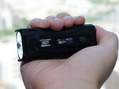 La nuova torcia EDC di Nitecore è facile da impugnare (Fonte: Andreas Sebayang/Notebookcheck.com)