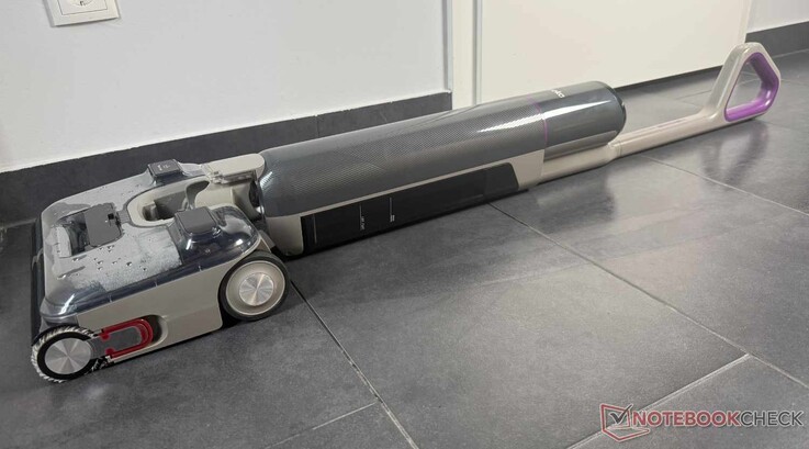 La possibilità di distenderlo completamente a un angolo di 180 gradi facilita la pulizia sotto i mobili.