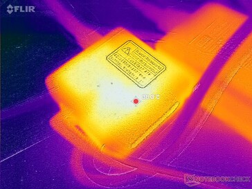 L'adattatore CA raggiunge oltre 38 C quando si utilizzano carichi impegnativi