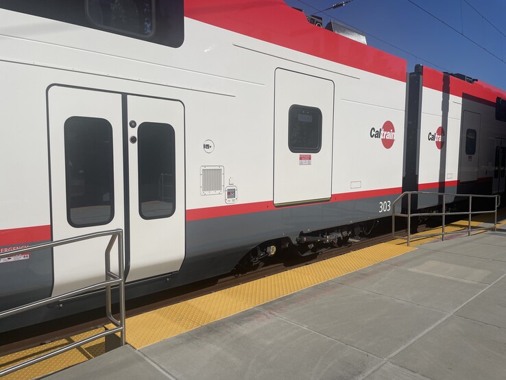 Caratteristica speciale del nuovo Stadler Kiss Caltrain: Ci sono due altezze di imbarco per una migliore accessibilità (Fonte: Andreas Sebayang)