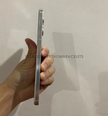 OnePlus Nord N20 lato dummy (immagine via Fathom Bracelets)