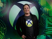 Il CEO di Microsoft Gaming Phil Spencer in piedi davanti allo sfondo di Xbox (Fonte: Xbox Wire)