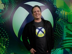 Il CEO di Microsoft Gaming Phil Spencer in piedi davanti allo sfondo di Xbox (Fonte: Xbox Wire)