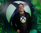 Il CEO di Microsoft Gaming Phil Spencer in piedi davanti allo sfondo di Xbox (Fonte: Xbox Wire)