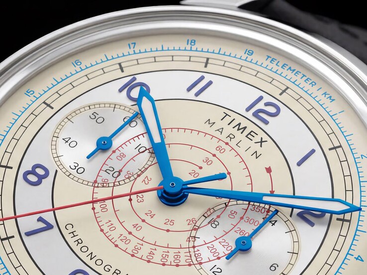 Primo piano del cronografo Timex Marlin Neo Classic che mostra le sue scale telemetriche e tachimetriche sovrapposte e le lancette luminescenti.