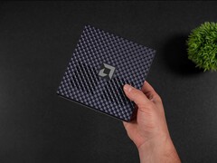 Il mini PC AMD Ryzen AI Max+ 395 Strix Halo viene mostrato mentre esegue SteamOS per effettuare confronti tra i benchmark di gioco