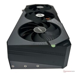 Design della ventola ispirato alle pinne di squalo su Aorus GeForce RTX 4070 Ti Master