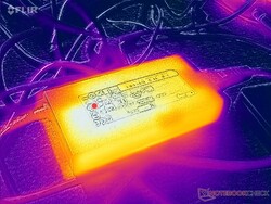L'adattatore CA raggiunge oltre 35 C quando si utilizzano carichi impegnativi