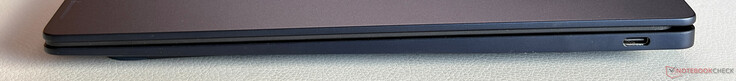 Destra: USB-C 3.2 Gen. 2 (10 Gbps, DisplayPort 1.4, power delivery 3.0)