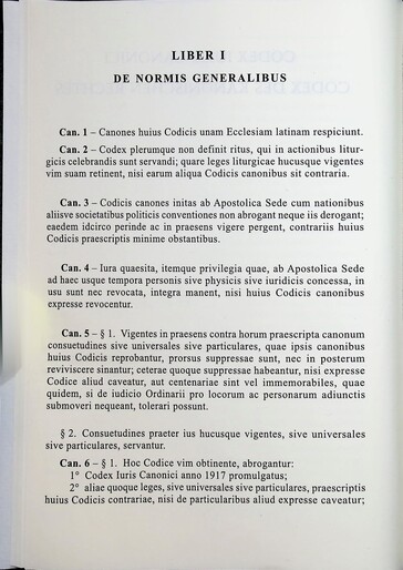 Le pagine dei libri possono essere scansionate singolarmente; le impronte digitali sono facilmente visibili.