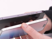 Il 14 Pro Max (in alto) con il manichino "15 Ultra". (Fonte: Unbox Therapy via YouTube)