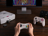 8BitDo ha deciso di celebrare il 30° anniversario del Sega Saturn con due nuovi prodotti. (Fonte: 8BitDo)