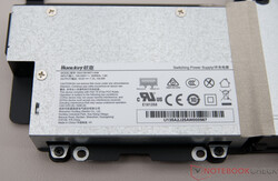 Alimentatore interno con 135 watt (19 V; 7,1 A)