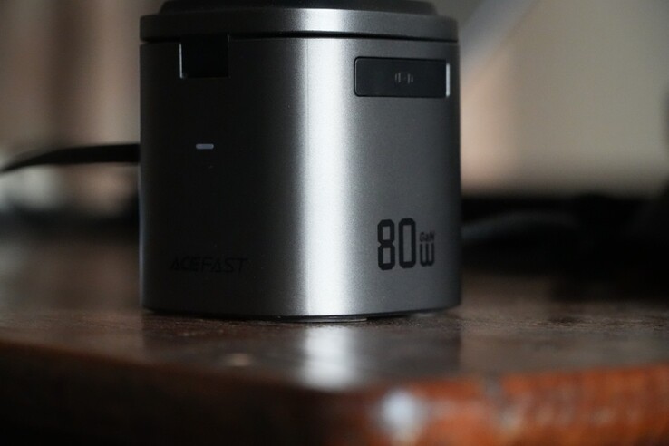 La stazione di ricarica AceFast 6-in-1 da 80 W è dotata di un fattore di forma compatto