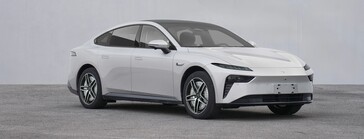 Vista laterale della berlina Dongfengs eπ 007 con quattro motori a mozzo (Fonte immagine: MIIT)