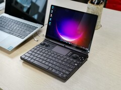 Il GPD Win Max 2 ha una tastiera retroilluminata, un trackpad e pulsanti di controllo. (Fonte: GPD)