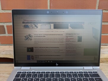 HP EliteBook x360 1030 G4 - uso all'aperto all'ombra, con Sure View