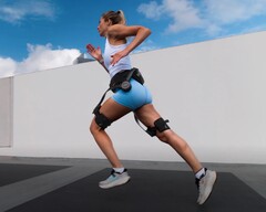 X Ultra (nella foto sopra, legato a una donna) potrebbe scoraggiare i corridori esperti che preferiscono l&#039;allenamento ai dispositivi di assistenza, ma potrebbe essere utile per chi ha determinati problemi di salute (fonte: Hypershell)