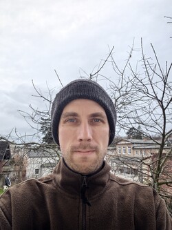 Selfie con la fotocamera grandangolare da 13 MP di Huawei Pura 80 Pro 