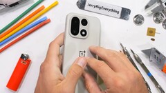Il OnePlus 15 nel colore Sand Storm presenta un retro in plastica che si graffia facilmente, ma è praticamente infrangibile. (Fonte: JerryRigEverything)