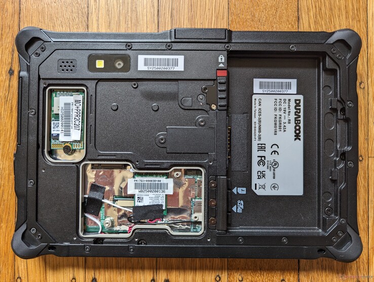 L'SSD M.2 2242, lo slot WAN e il modulo WLAN sono tutti facilmente accessibili tramite una piastra rimovibile sul retro