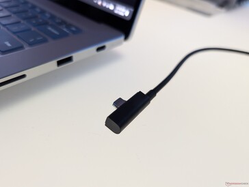 Primo piano del cavo USB-C magnetico. Si noti il connettore leggermente più spesso, incompatibile con la maggior parte delle altre porte USB-C