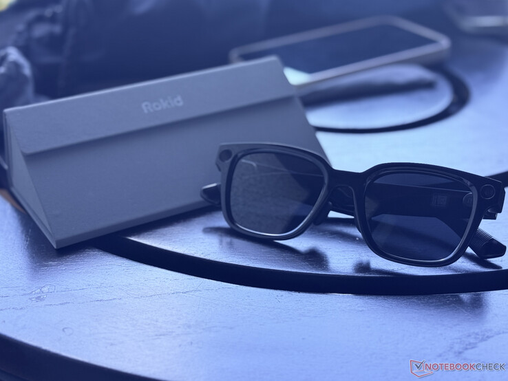 Gli occhiali Rokid AI Glasses Style accanto alla loro custodia pieghevole