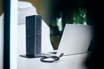 Orientamento versatile: l’Aorus AI Box può essere posizionato in verticale per risparmiare spazio sulla scrivania, consentendo un facile accesso alle porte Thunderbolt 5 posteriori, all’HDMI 2.1, alle tre porte DisplayPort e alla presa Ethernet