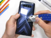 Il Black Shark 4 si prepara per il bend test. (Fonte: YouTube)