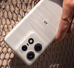 L'Edge 50 Fusion seguirà probabilmente il linguaggio di design dell'Edge 50 Pro, nella foto. (Fonte: Motorola)