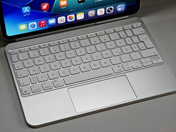 In combinazione con tastiera e trackpad, l'iPad Pro diventa quasi un MacBook. (fonte immagine: Notebookcheck)