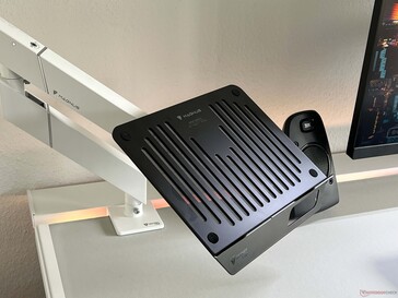 Il supporto per laptop richiede un braccio per monitor aggiuntivo.
