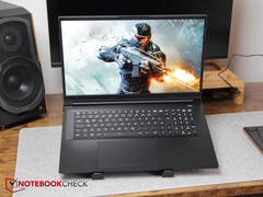 XMG Apex 17 su una scrivania