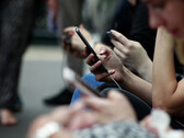 Un recente sondaggio rivela che gli adolescenti hanno pensieri più complessi sull'uso dello smartphone di quanto ci si possa aspettare. (Fonte immagine: Robin Worrall su Unsplash - modificato)