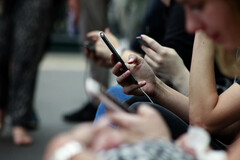 Un recente sondaggio rivela che gli adolescenti hanno pensieri più complessi sull&#039;uso dello smartphone di quanto ci si possa aspettare. (Fonte immagine: Robin Worrall su Unsplash - modificato)